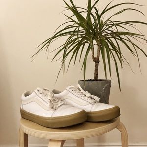 Vans Old Skool lace up sneakers.